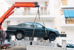 Δήμος Πειραιά: Συνεχίζεται η επιχείρηση απομάκρυνσης των εγκαταλελειμμένων οχημάτων