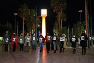 Πασαλιμάνι: Το Πέτρινο Ρολόι φωτίστηκε πορτοκαλί για την καταπολέμηση της ενδοοικογενειακής βίας