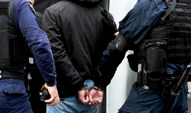 Πειραιάς: Συλλήψεις 11 ατόμων για μπαράζ διαρρήξεων σε ισόγειες κατοικίες