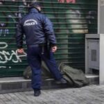 Απανθρωπιά: Αστυνομικός σπρώχνει με το πόδι του άστεγο στην Ερμού