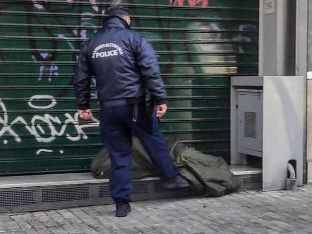 Απανθρωπιά: Αστυνομικός σπρώχνει με το πόδι του άστεγο στην Ερμού