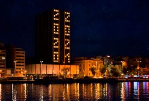 Δήμος Πειραιά: Η Εντυπωσιακή Χριστουγεννιάτικη φωταγώγηση του Πύργου Πειραιά-video