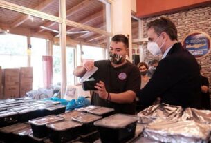 Κερατσίνι: Στον "Κρητικό" ο Κυριάκος Μητσοτάκης, μοίρασε γεύματα και παιχνίδια-photos