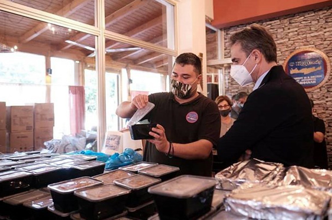 Κερατσίνι: Στον "Κρητικό" ο Κυριάκος Μητσοτάκης, μοίρασε γεύματα και παιχνίδια-photos