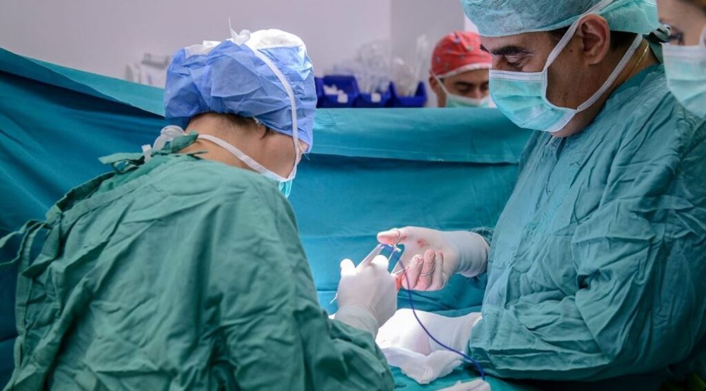 Ποιες είναι οι προϋποθέσεις για να πετύχει μια εγχείρηση θυρεοειδούς; Συνέντευξη του  Σταύρου Τσιριγωτάκη-video