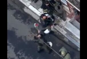 Βίντεο: Αστυνομικός καταστρέφει με μανία λουλούδια για τον Γρηγορόπουλο-ΕΔΕ για το περιστατικό