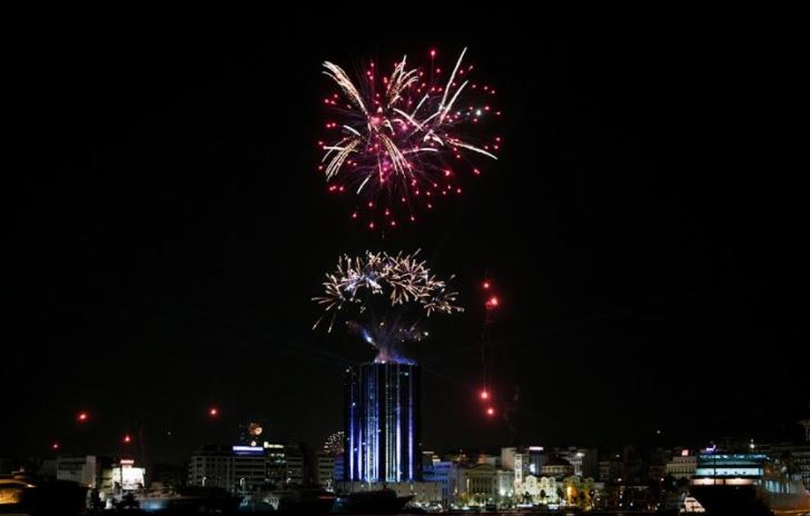 Με ένα φαντασμαγορικό υπερθέαμα υποδέχθηκε ο Πειραιάς το 2021-video