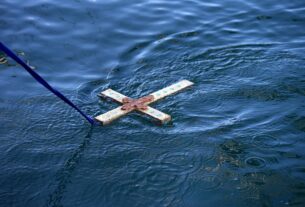 Πειραιάς: Όσο ζούμε ο Σταυρός θα αγιάζει πάντα τα ύδατα μας...