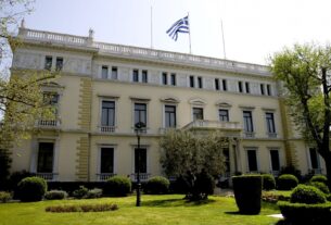 Προεδρικό Μέγαρο: Τα αυγά μάτια του Κωστή Στεφανόπουλου και τα δωρεάν γεύματα της Σακελλαροπούλου-video
