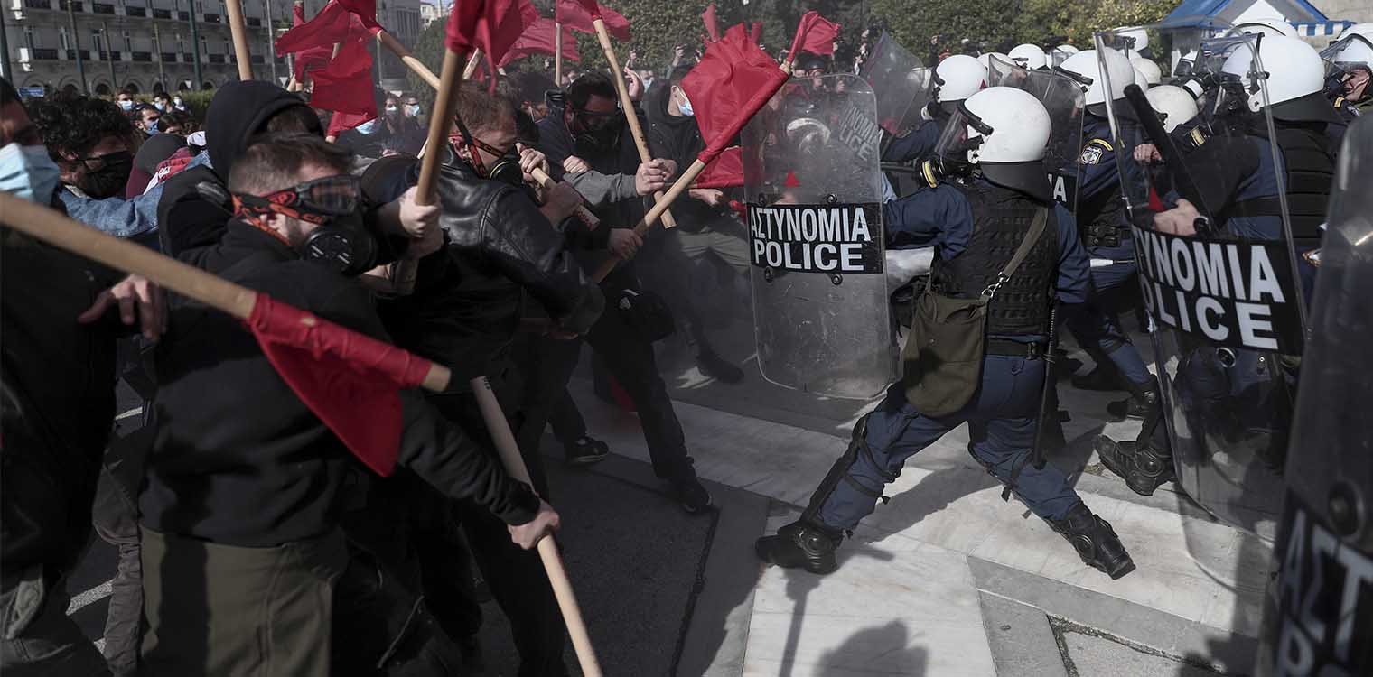 Ένταση στο πανεκπαιδευτικό συλλαλητήριο: Χημικά έξω από τη Βουλή- Σοβαρά επεισόδια και στη Θεσσαλονίκη-video