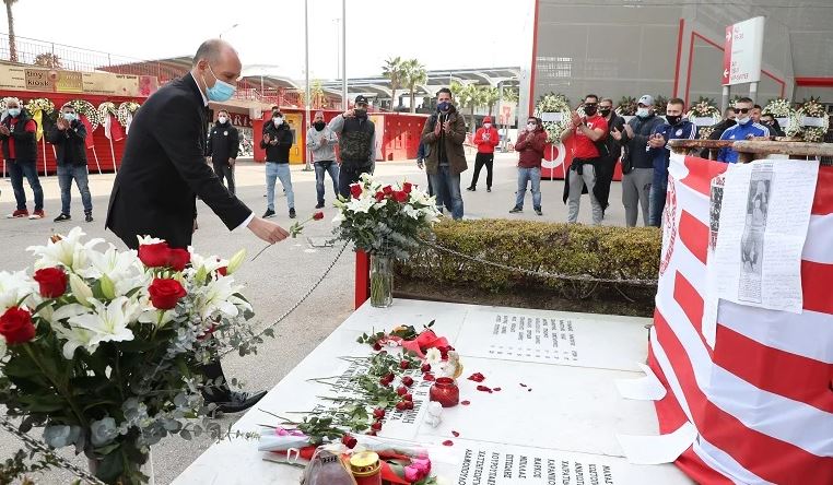 Ο ΘΡΥΛΟΣ τίμησε τα θύματα της τραγωδίας της Θύρας 7-PHOTOS