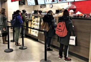 Καφέ take away: Βαριά πρόστιμα για τα "πηγαδάκια" έξω από τα μαγαζιά