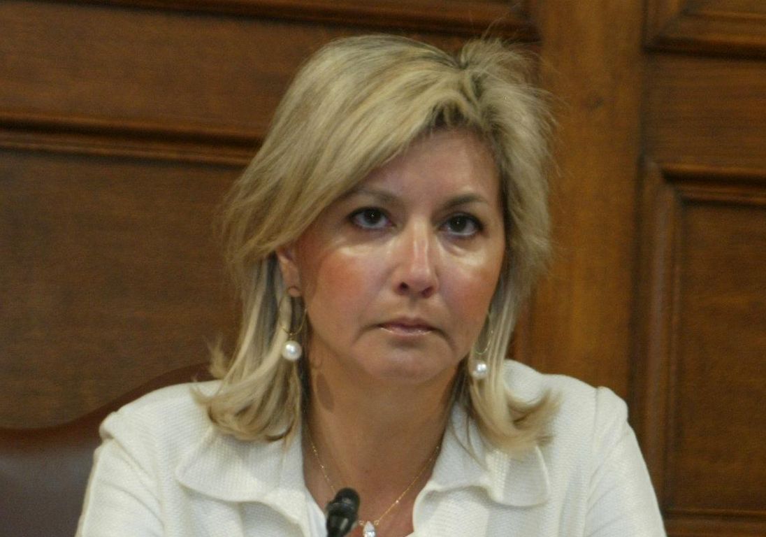 H Ζέττα Μακρή ΞΑΝΑΧΤΥΠΑ! "Εξετάζεται παράταση του σχολικού έτους μέσα στο καλοκαίρι"!