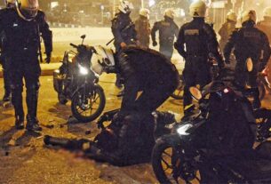 Νέα Σμύρνη: Η στιγμή με τον τραυματισμό του αστυνομικού -video