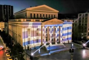 Πειραιάς: Η Γαλανόλευκη κυματίζει περήφανα για την 25η Μαρτίου και την επέτειο των 200 ετών από την Επανάσταση του 1821