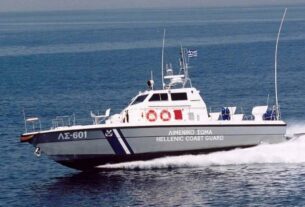 Θαλαμηγός προσάραξε στη νησίδα Πρασονήσι Οινουσσών