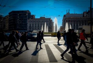 Ανοίγει το λιανεμπόριο 5 Απριλίου με click away – Τι θα γίνει με τα εμπορικά κέντρα