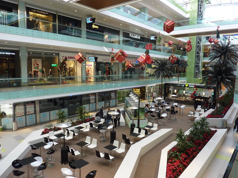 Πότε και πώς ανοίγει η εστίαση σε εμπορικά κέντρα και ξενοδοχεία