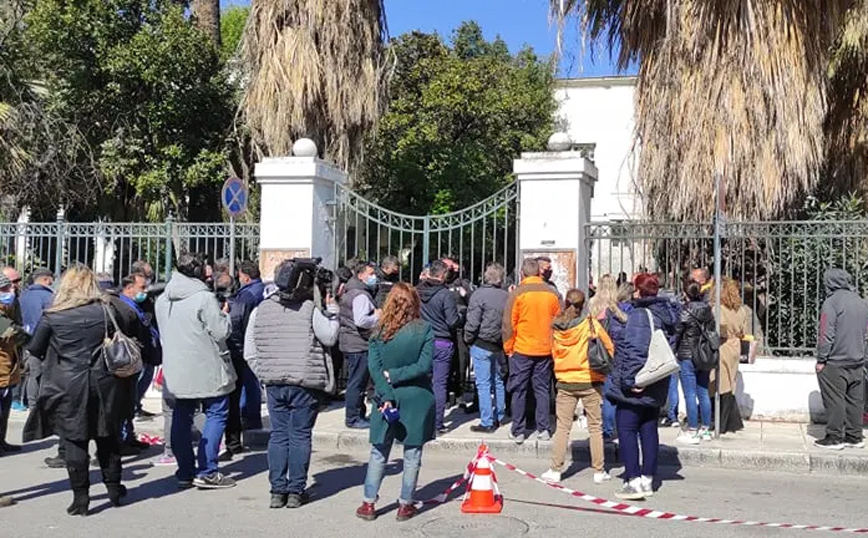 Μακρινίτσα: «Φονιάς, σαπίστε τον»! Οργή στα δικαστήρια Βόλου για τον δολοφόνο των δυο αδερφών