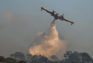 Σάμος: «Μάχη» με τις φλόγες δίνουν στο Καρλόβασι