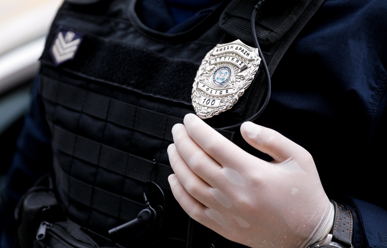 Βόρεια Προάστεια: Άρπαξαν 15.000 ευρώ από αστυνομικό μέσα σε αστυνομικό τμήμα