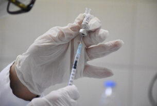 Γιατί εξετάζεται η καθυστέρηση της χορήγησης της δεύτερης δόσης των εμβολίων Moderna και Pfizer