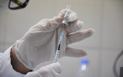 Γιατί εξετάζεται η καθυστέρηση της χορήγησης της δεύτερης δόσης των εμβολίων Moderna και Pfizer
