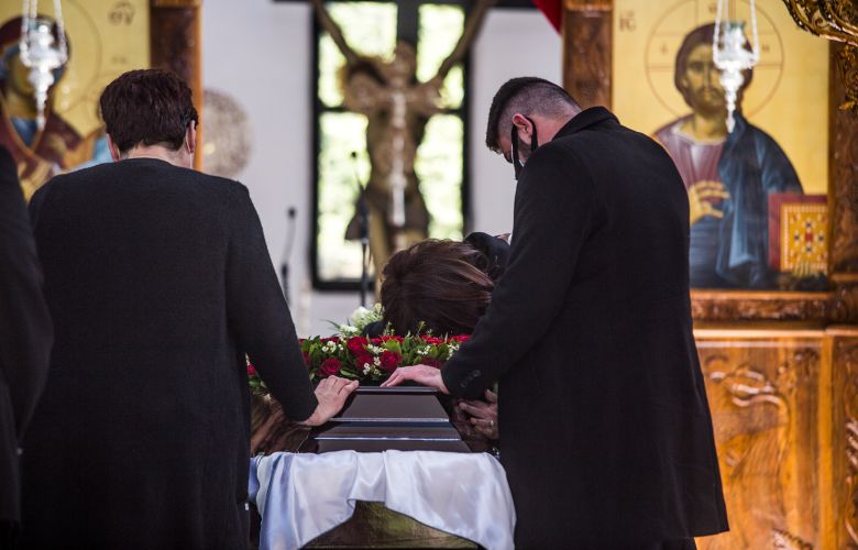 Κηδεία Γιώργου Καραϊβάζ: Συγκλόνισε ο γιος του στον επικήδειο που εκφώνησε