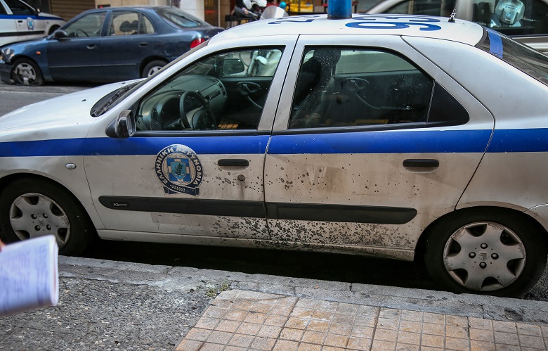 Φάληρο: Επίθεση αγνώστων σε περιπολικό – Τραυματίστηκε αστυνομικός