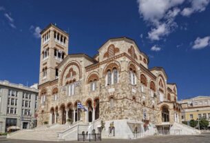 Lockdown: Τα νέα μέτρα από σήμερα για εκκλησιές, αγορές και μετακινήσεις