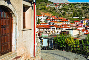 Καθηγητής Πνευμονολογίας: Καλύτερα στα χωριά το Πάσχα, παρά στα διαμερίσματα