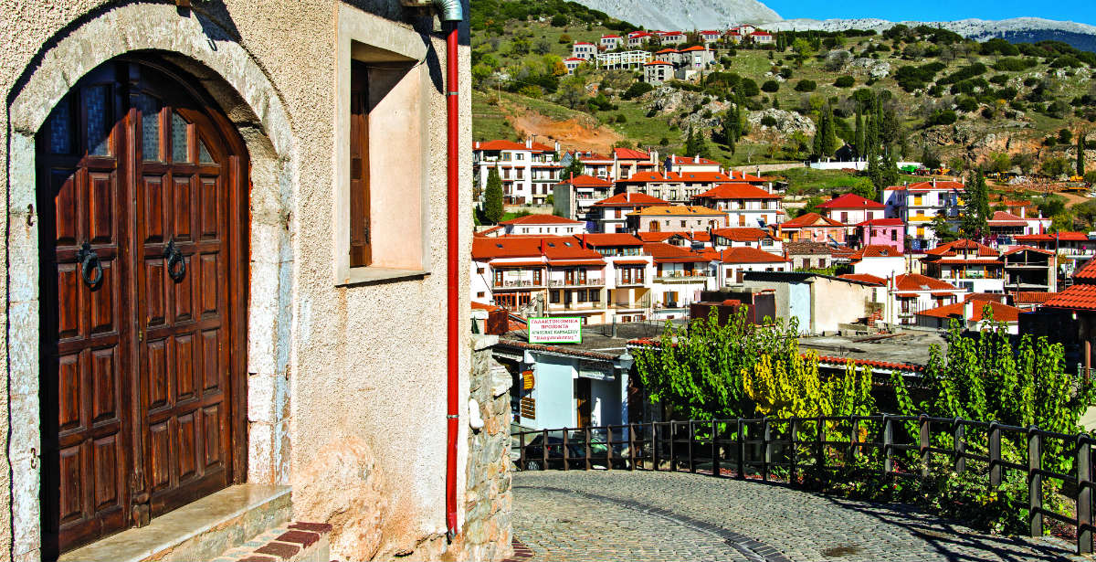 Καθηγητής Πνευμονολογίας: Καλύτερα στα χωριά το Πάσχα, παρά στα διαμερίσματα