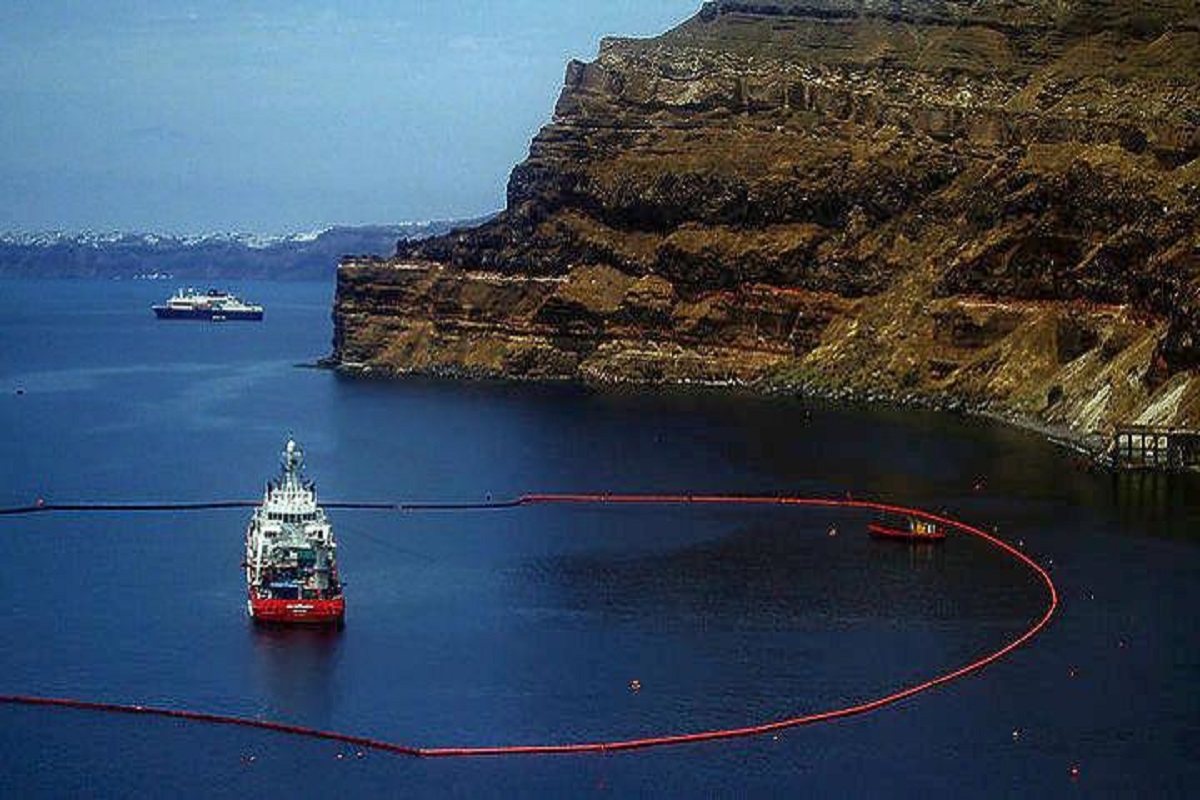 Sea Diamond: Μολύνει τον βυθό της Σαντορίνης εδώ και 14 χρόνια!