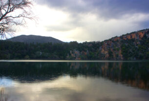 Λίμνη Ζηρού: Η άγνωστη λίμνη της Ελλάδας που κάποτε ήταν σπήλαιο που κατέρρευσε