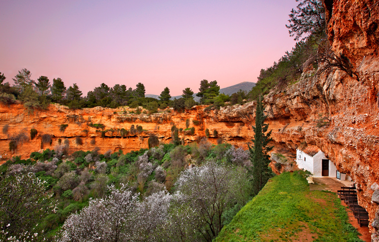Αργολίδα: Η μικρή σπηλιά των Διδύμων και το εκκλησάκι που προκαλεί δέος