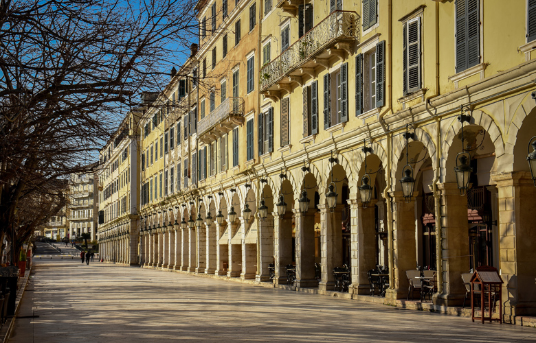 Αυτό είναι το ελληνικό νησί με τη μεγαλύτερη πλατεία των Βαλκανίων