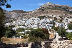 Απείρανθος: Το χωριό των Κυκλάδων που ξεχωρίζει γιατί έχει κάτι από Κρήτη