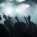 Κορονοπάρτυ: Διαδικτυακά καλέσματα για παράνομα πάρτυ σε βίλες και AirBnb