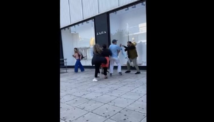 Σάλος! Γυναίκες πιάστηκαν στα χέρια έξω από κατάστημα – «Φύγε από’ δω μωρή π@@» (βίντεο)