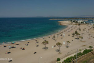 Εναέριο ταξίδι στις ακτές της Αττικής που βραβεύθηκαν με Γαλάζια Σημαία (video)