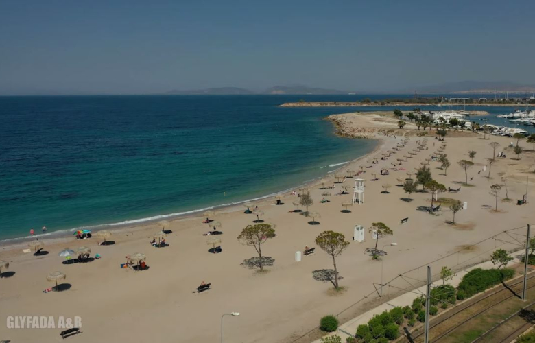 Εναέριο ταξίδι στις ακτές της Αττικής που βραβεύθηκαν με Γαλάζια Σημαία (video)