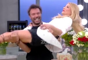 Ο Στράτος Τζώρτζογλου γδύθηκε για να δείξει πόσα κιλά έχασε-video