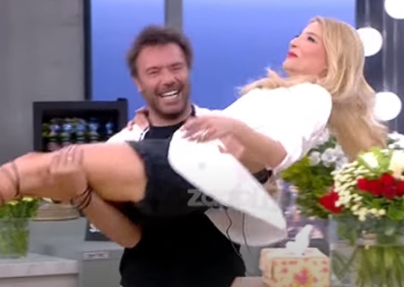 Ο Στράτος Τζώρτζογλου γδύθηκε για να δείξει πόσα κιλά έχασε-video