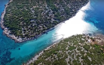 Κασονήσι: Μια άγνωστη γαλάζια λίμνη στην Ελλάδα (video)