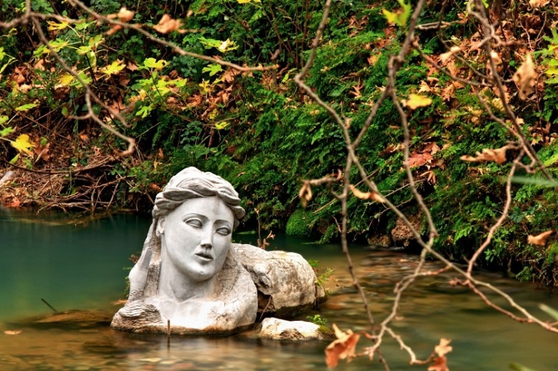Λιβαδειά: Το άγνωστο άγαλμα της γυναίκας που ξεπροβάλλει μέσα από τα νερά ενός ποταμού!