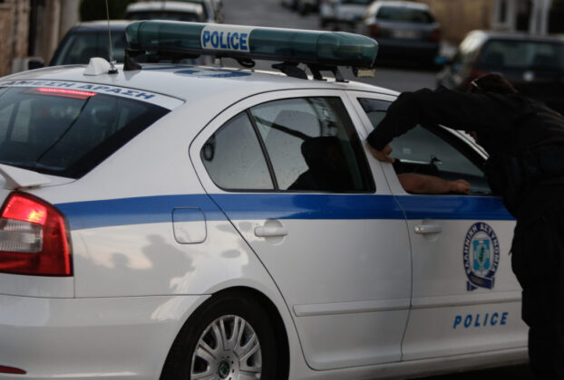 77χρονος επιτέθηκε με τρίαινα σε δύο άλλους άνδρες για μία θέση στάθμευσης στον Πειραιά