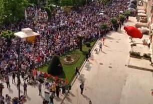 "Χαμός" στην Κέρκυρα – Χιλιάδες «μπότηδες» έπεσαν απ’ τα ψηλά μπαλκόνια (βίντεο)