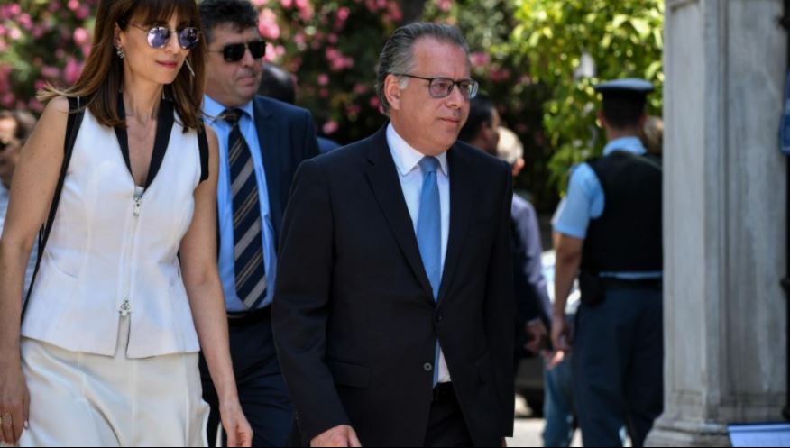 Επιτελικό Κράτος! Απέλυσαν δικηγόρο των 800 ευρώ με μπλοκάκι για να προσλάβουν τη σύζυγο Κουμουτσάκου στη Βουλή!