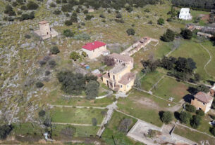 Κτήμα Μπενάκη: Ο άγνωστος κίτρινος πύργος της Αττικής και η ιστορία του