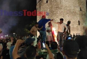 ΚΟΜΠΛΕΞΙΚΟΙ! Οπαδοί του ΠΑΟΚ έκαψαν τη σημαία του Ολυμπιακού στον Λευκό Πύργο-photo